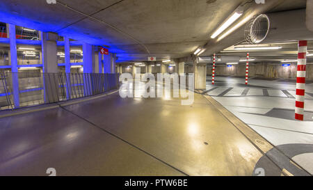 Leere Einfahrt in kreisförmigen Tiefgarage mit bunten Beleuchtung unter einem Fußballstadion Stockfoto