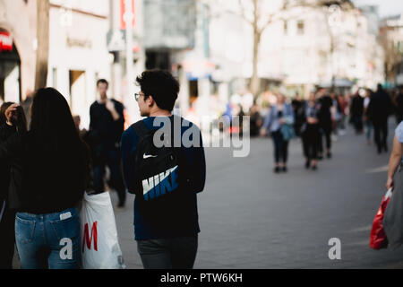 Nürnberg, Deutschland - April 5, 2018: die Menschen zu Fuß auf der Straße in der Altstadt (Altstadt). Stockfoto