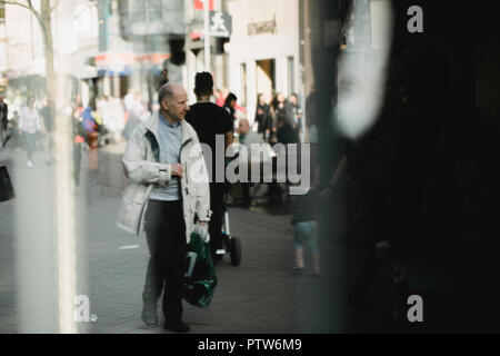 Nürnberg, Deutschland - April 5, 2018: die Menschen zu Fuß auf der Straße in der Altstadt (Altstadt). Stockfoto