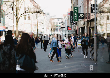 Nürnberg, Deutschland - April 5, 2018: die Menschen zu Fuß auf der Straße in der Altstadt (Altstadt). Stockfoto