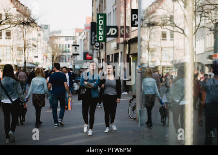 Nürnberg, Deutschland - April 5, 2018: die Menschen zu Fuß auf der Straße in der Altstadt (Altstadt). Stockfoto