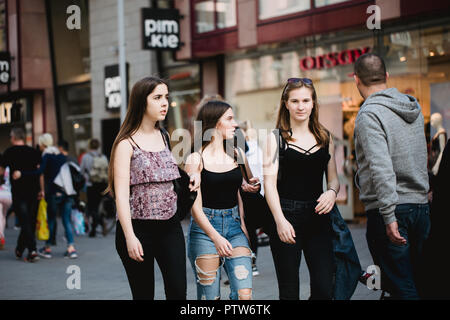 Nürnberg, Deutschland - April 5, 2018: die Menschen zu Fuß auf der Straße in der Altstadt (Altstadt). Stockfoto