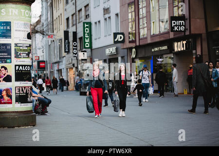 Nürnberg, Deutschland - April 5, 2018: die Menschen zu Fuß auf der Straße in der Altstadt (Altstadt). Stockfoto