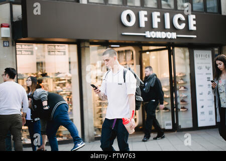 Nürnberg, Deutschland - April 5, 2018: die Menschen zu Fuß auf der Straße in der Altstadt (Altstadt). Stockfoto