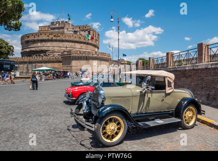 1930er Ford Modell A Coupé vor dem Hintergrund des Castel Sant'Angelo in Rom, Italien Stockfoto