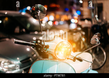 Hellblau retro Roller auf der Straße Stockfoto