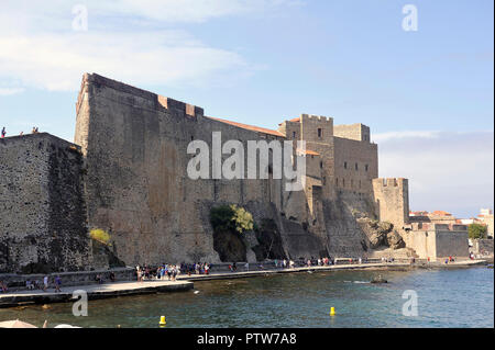 Collioure und das Königliche Schloss am Meer, eine befestigte Luft in die Stadt Stockfoto