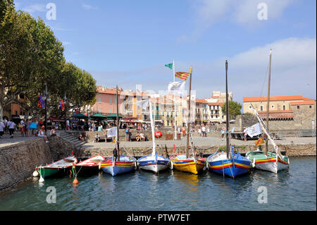 Panorama von Collioure vom Hafen mit Blick auf das Dorf und die Kirche von Notre Dame des Anges. Stockfoto