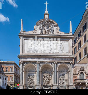 Fontana dell'Acqua Felice, bekannt als der Moses Brunnen mit einem dominanten Statue von Mose in der Mitte der römischen Triumphbogen in der Metropolregion C Stockfoto