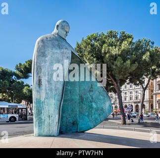 Denkmal für Johannes Paul II. mit dem Titel "Conversazioni" von Bildhauer Oliveiro Rainaldi vor dem Bahnhof Roma Termini, dem Metropoliten der Stadt Rom, Italien Stockfoto