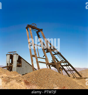 Alte Bergbaugeräte in der Nähe einer Geisterstadt in der Mojave Wüste USA Stockfoto