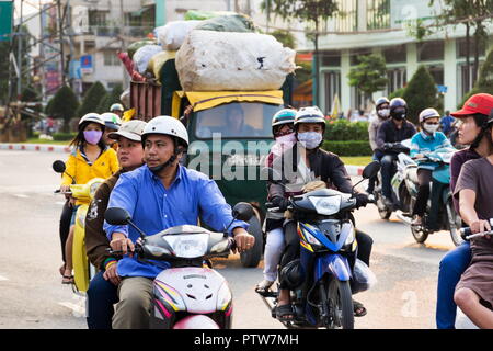 HO CHI MINH CITY - Februar 12 Personen reiten Roller auf einer belebten Straße am Februar 12, 2012 in Ho Chi Minh City, Vietnam. Stockfoto