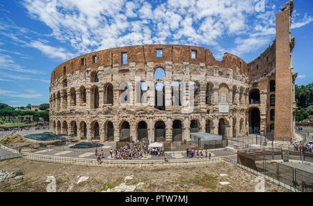 Die monumentale Fassade des Kolosseums, das größte römische Amphitheater, das jemals gebaut wurde und einer der berühmtesten Sehenswürdigkeiten Roms. Stockfoto