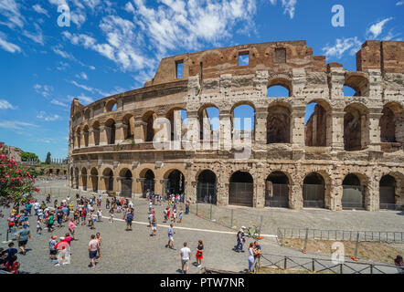 Die monumentale Fassade des Kolosseums, das größte römische Amphitheater, das jemals gebaut wurde und einer der berühmtesten Sehenswürdigkeiten Roms. Stockfoto