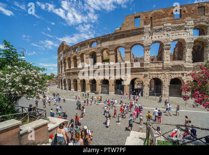 Die monumentale Fassade des Kolosseums, das größte römische Amphitheater, das jemals gebaut wurde und einer der berühmtesten Sehenswürdigkeiten Roms. Stockfoto