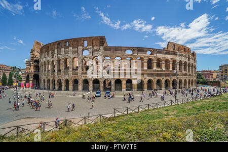 Die monumentale Fassade des Kolosseums, das größte römische Amphitheater, das jemals gebaut wurde und einer der berühmtesten Sehenswürdigkeiten Roms. Stockfoto