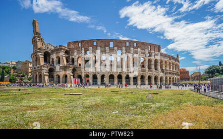 Die monumentale Fassade des Kolosseums, das größte römische Amphitheater, das jemals gebaut wurde und einer der berühmtesten Sehenswürdigkeiten Roms. Stockfoto