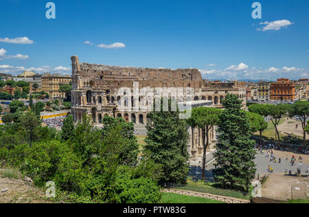 Blick auf das Kolosseum Amphitheater aus der Barberini Weinberg auf Palatin, Rom, Italien Stockfoto