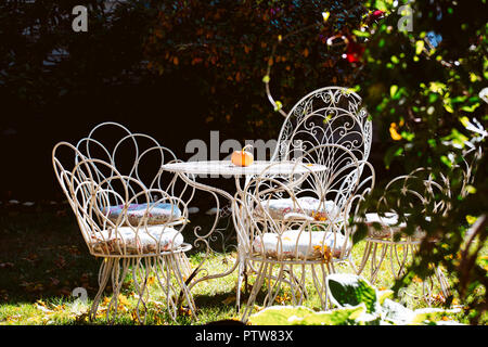 Gartenmöbel mit Kürbis Stockfoto