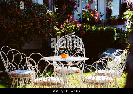 Gartenmöbel mit Kürbis Stockfoto