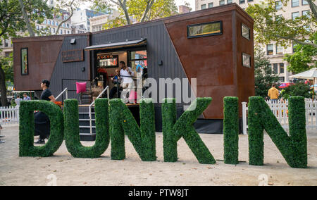 Besucher nach Madison Square Park in New York am Freitag, 5. Oktober 2018 besuchen Sie die Dunkin' Donuts winzigen Zuhause, durch die neue Grenze winzigen Wohnungen gemacht. Die Leistung, die für die 275 m² große Haus läuft auf Biosprit aus 80 Prozent erstellt Dunkin' Kaffeesatz verbrachte, gemischt mit Alkohol. Dunkin' Brands vor kurzem änderte ihren Namen ablegen moniker 'donuts' besser Rechnung zu tragen, dass 60 Prozent der Verkäufe sind Kaffee Getränke. (© Richard B. Levine) Stockfoto