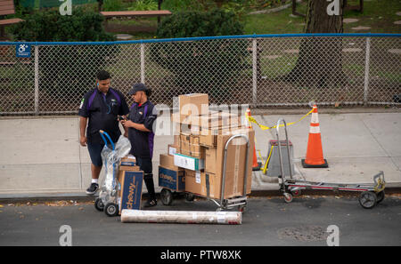 FedEx Mitarbeiter sortieren Pakete in New York für die Lieferung am Dienstag, 9. Oktober 2018. (Â© Â Richard B. Levine) Stockfoto