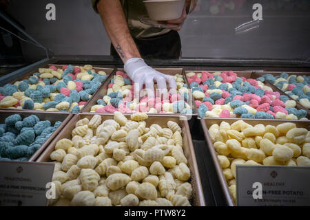 Ein Arbeiter bereitet eine Reihenfolge der Tricolor Gnocchi in Patavini, Padua, Italien, Gnocchi, an ihrem neu eröffneten Store in New York am Mittwoch, den 10. Oktober 2018. Die gnocchis kommen in eine Vielzahl von verschiedenen Geschmacksrichtungen und werden durch das Pfund verkauft zu Hause vorzubereiten oder als Take-out gekocht. (© Richard B. Levine) Stockfoto