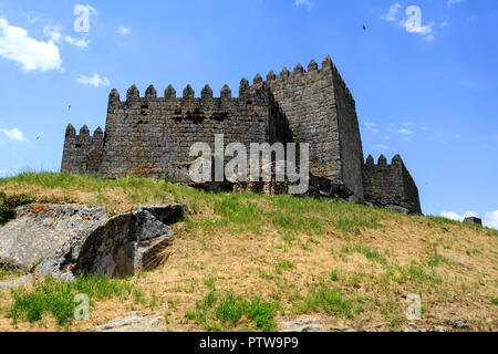 Blick auf die mittelalterliche Burg in der Mitte des 12. Jahrhunderts in die romanische Architektur gegründet und später im gotischen Stil, in der historischen Stadt Trancoso, Portugal Stockfoto