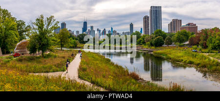 Skyline von Chicago von der Brücke über den See im Lincoln Park Stockfoto