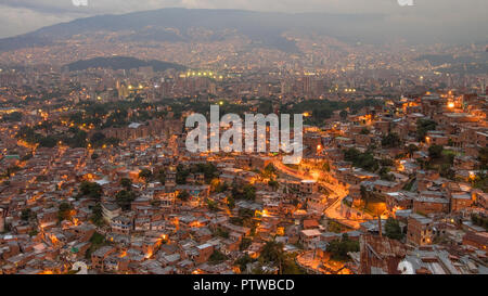 Panoramablick auf COMUNA 13 - MEDELLIN - KOLUMBIEN BEI NACHT Stockfoto