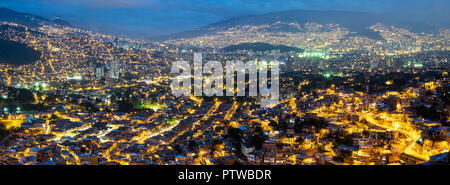 Panoramablick auf COMUNA 13 - MEDELLIN - KOLUMBIEN BEI NACHT Stockfoto