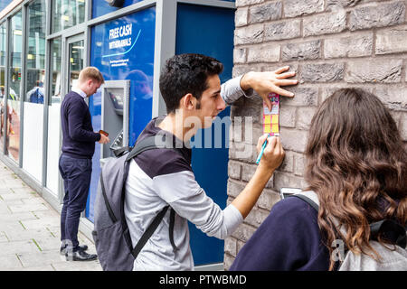 London England, Großbritannien, Großbritannien, Großbritannien, Waterlook Southwark, Geldautomat, automatischer Geldautomat, Erwachsene Erwachsene Männer Männer Männer, Frau Frauen weibliche Dame, junge Erwachsene Stockfoto