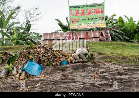 Pacaya Samiria Reservat, Peru, Südamerika. Die Menschen warten auf die Fähre anreisen, damit Sie Ihre Ware, einschließlich wegerich transportieren kann, auf den Markt zu bringen. Stockfoto