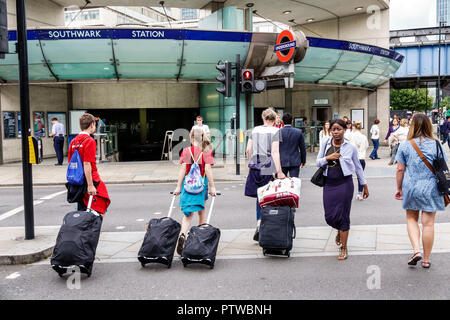 London England, Großbritannien, Southwark, Straßenkreuzung, Frau weibliche Frauen, junge Jungen, männliches Kind Kinder Kinder Jugendliche, Mädchen Mädchen, Teenager Teenager Teenager Stockfoto