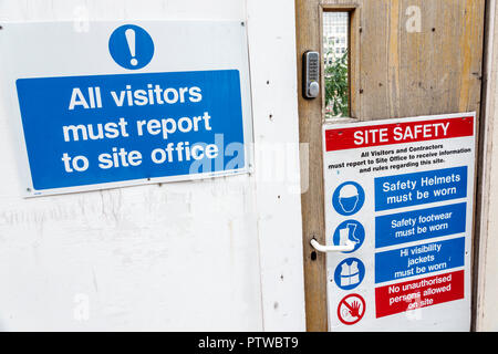 London England, Großbritannien, Southwark, unter Neubau Baumeister, Büroeingang, Sicherheitsrichtlinien, Schutzhüte, Helme, richtige Schuhe, Hig Stockfoto