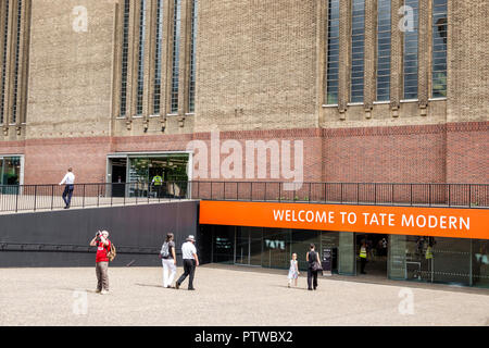 London England, Großbritannien, Southwark, Bankside, Tate Modern, Galerie für zeitgenössische Kunst, Eingangsrampe, Begrüßungsschild, Außenansicht, Mann Männer männlich, Frau weiblich Stockfoto