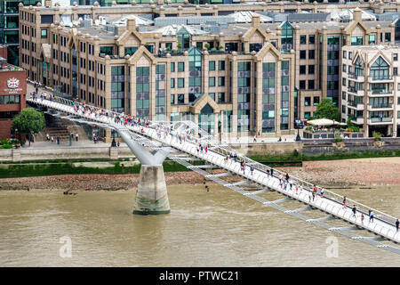 London England, Großbritannien, Bankside, Themse, Tate Modern Art Museum, Terrassenblick, Millennium Bridge, Hängebrücke, Fußgängerbrücke, Großbritannien Stockfoto