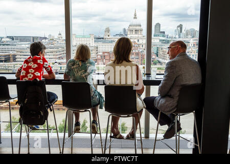 London England, Großbritannien, Southwark, Bankside, Tate/Modern, Galerie für zeitgenössische Kunst, Inneneinrichtung, Restaurant Restaurants, Essen, Dining, Cafés, Fenster Stockfoto