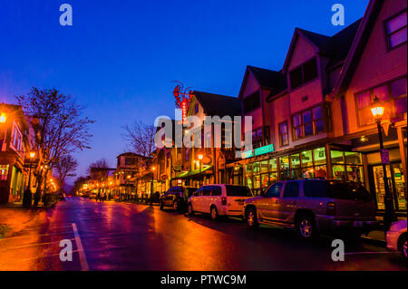 Main Street bei Nacht Bar Harbor, Maine, USA Stockfoto