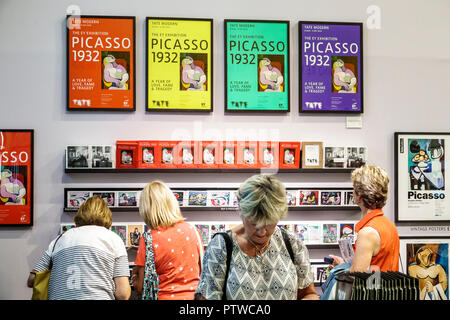 London England, Großbritannien, Southwark, Bankside, Tate/Modern, Museum für zeitgenössische Kunst, Inneneinrichtung, Souvenirladen, Geschäft, Shopping Shopper Shoppers Shops Stockfoto