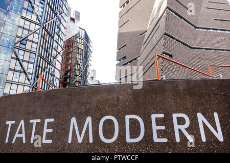 London England, Großbritannien, Southwark, Bankside, Tate Modern, Galerie für zeitgenössische Kunst, Switch House, Herzog & de Meuron Architekten, Außenansicht, Schild, NEO Stockfoto