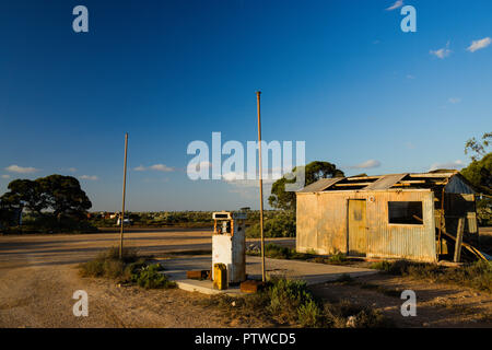 Alte Benzin bowser am historischen Koonalda Homestead auf dem alten Eyre Highway, Nullarbor National Park South Australia Stockfoto