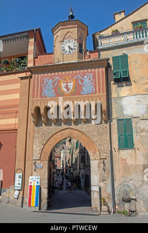 Gateway in Finalborgo, der Altstadt von Finale Ligure Stockfoto