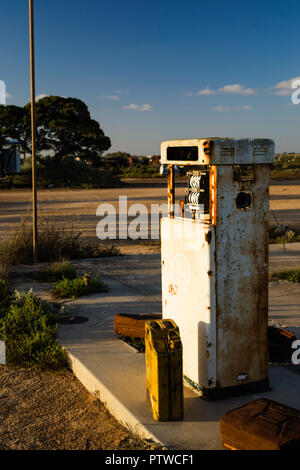 Alte Benzin bowser am historischen Koonalda Homestead auf dem alten Eyre Highway, Nullarbor National Park South Australia Stockfoto