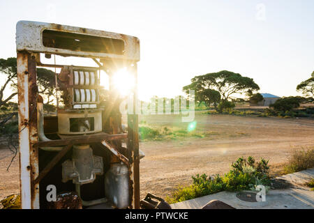 Alte Benzin bowser am historischen Koonalda Homestead auf dem alten Eyre Highway, Nullarbor National Park South Australia Stockfoto