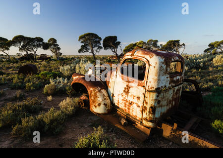 Auto Friedhof der ruiniert und verrostete Auto an Koonalda Homestead alte Eyre Highway, Nullarbor National Park South Australia Stockfoto