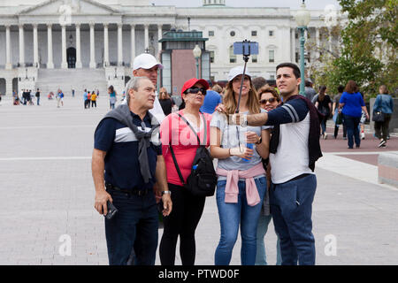 Familie, die ein selfie zusammen mit einem selfie Stick - USA Stockfoto