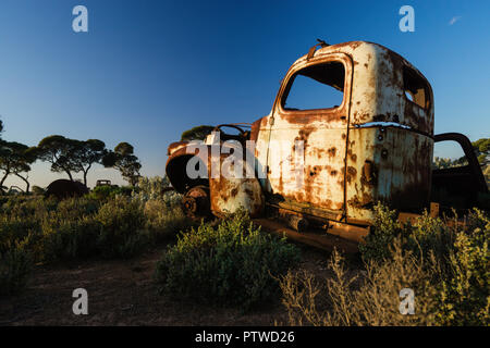 Auto Friedhof der ruiniert und verrostete Auto an Koonalda Homestead alte Eyre Highway, Nullarbor National Park South Australia Stockfoto