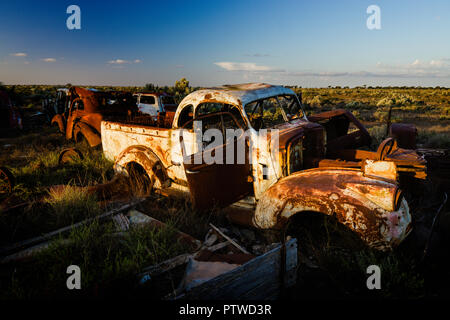 Auto Friedhof der ruiniert und verrostete Auto an Koonalda Homestead alte Eyre Highway, Nullarbor National Park South Australia Stockfoto