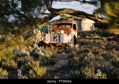 Auto Friedhof der ruiniert und verrostete Auto an Koonalda Homestead alte Eyre Highway, Nullarbor National Park South Australia Stockfoto